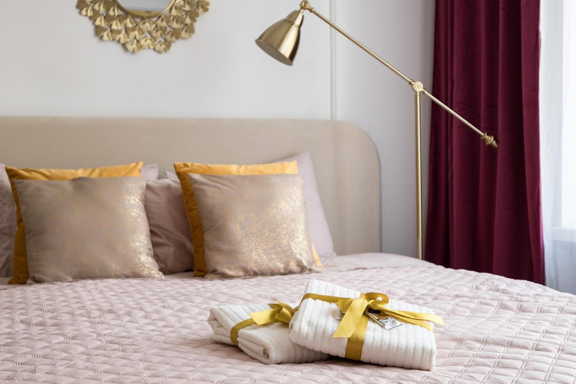 Pink Elephant 2x1br In Historic Tenement House 1 Km From Lägenhet